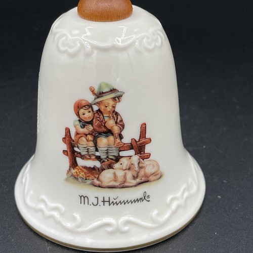 Campana M.J. Hummel - Mango de madera niño-niña en cerca "Eventide" borde dorado - Imagen 2 de 5
