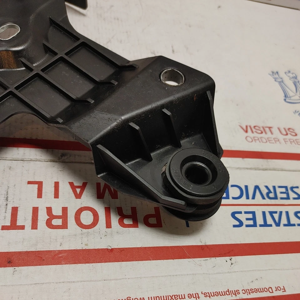 SOPORTE DE MONTAJE DE CAJA DE FILTRO DE AIRE 3063657 OEM VOLVO S60 S80 V70 XC70 XC90 03-09 Foto 3 de 4