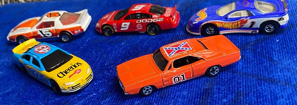 Artículo de coleccionista edición Hotwheels y ERT que vende los 5 juntos. Foto 3 de 4