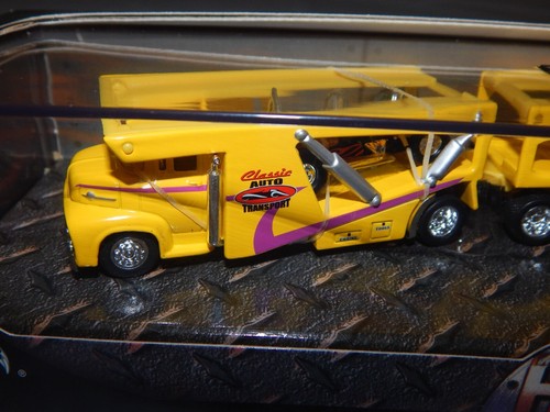 100% Hot Wheels HAULIN' HEAT Classic Auto Transport Semi Truck Set ~ 2001 ~ New - Picture 2 of 11