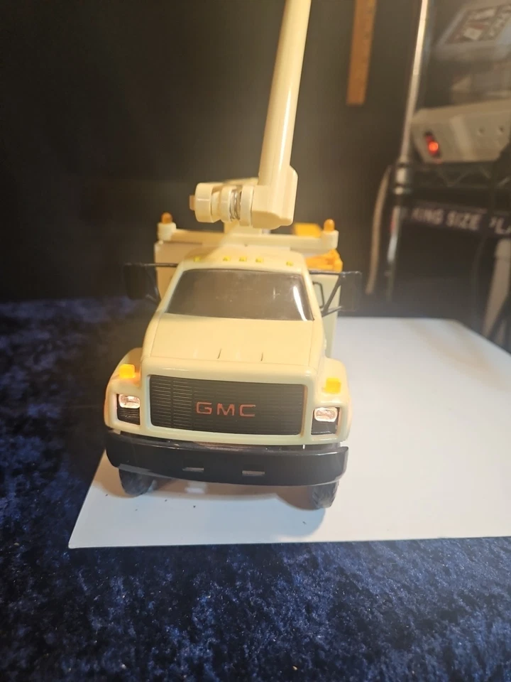 DG Productions • Caminhão caçamba utilitário GMC ComED 11" • Employee Edition@33 - Imagem 3 de 4
