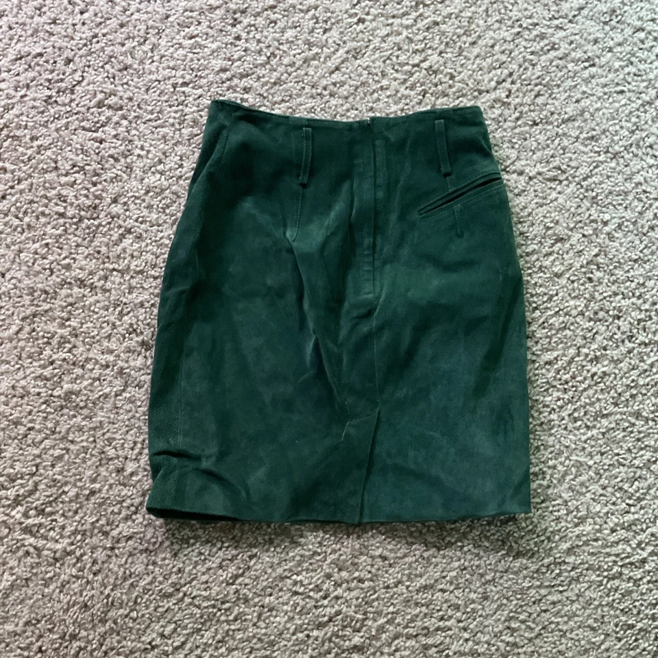 Mini-saia de couro genuíno vintage anos 90 Express verde camurça tamanho 9 27” - Imagem 3 de 4