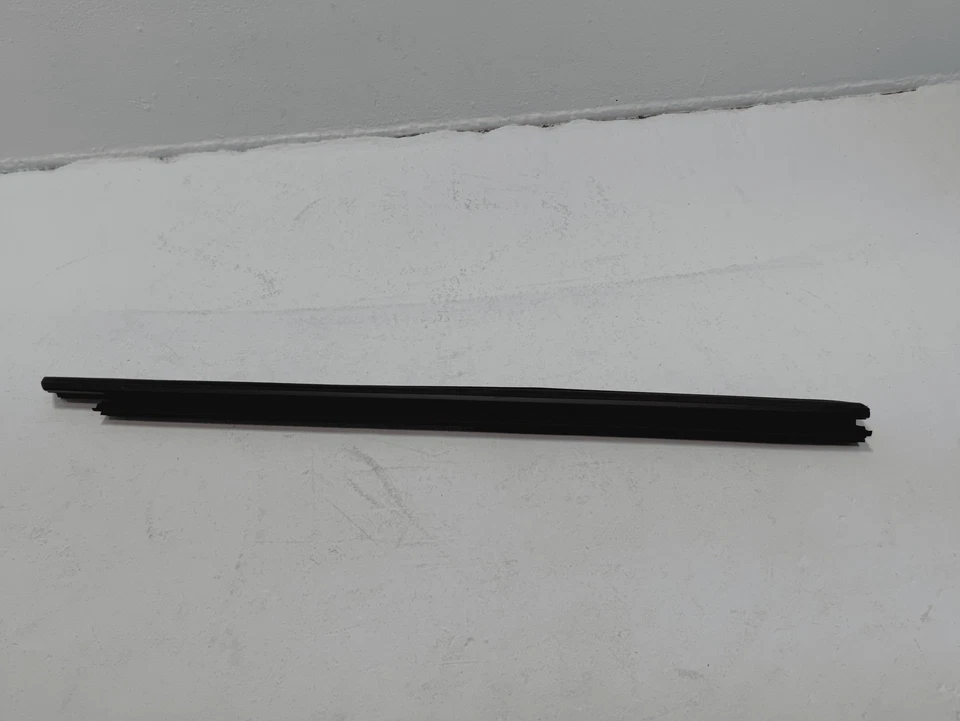 Sello interior de la ventana de la puerta del pasajero delantero 21-24 Toyota RAV4 PRIME OEM Foto 4 de 4