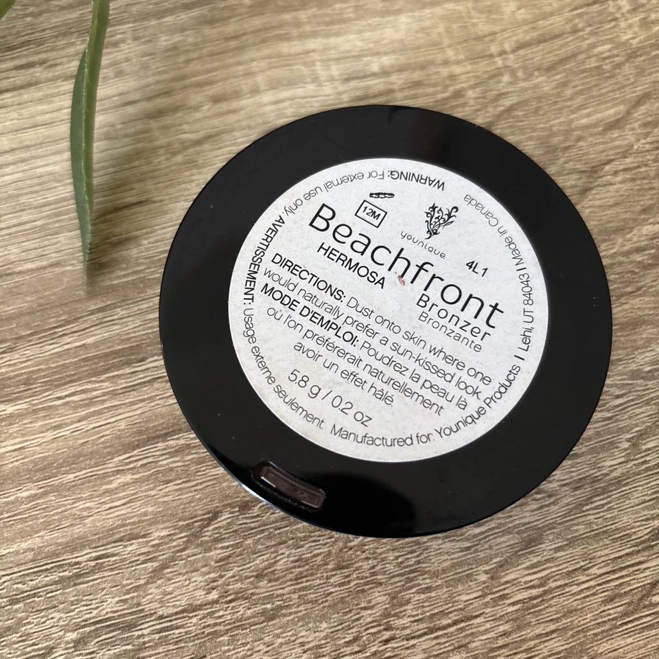 Bronceador Younique frente a la playa Hermosa 0,2 oz/5,8 g Foto 2 de 4