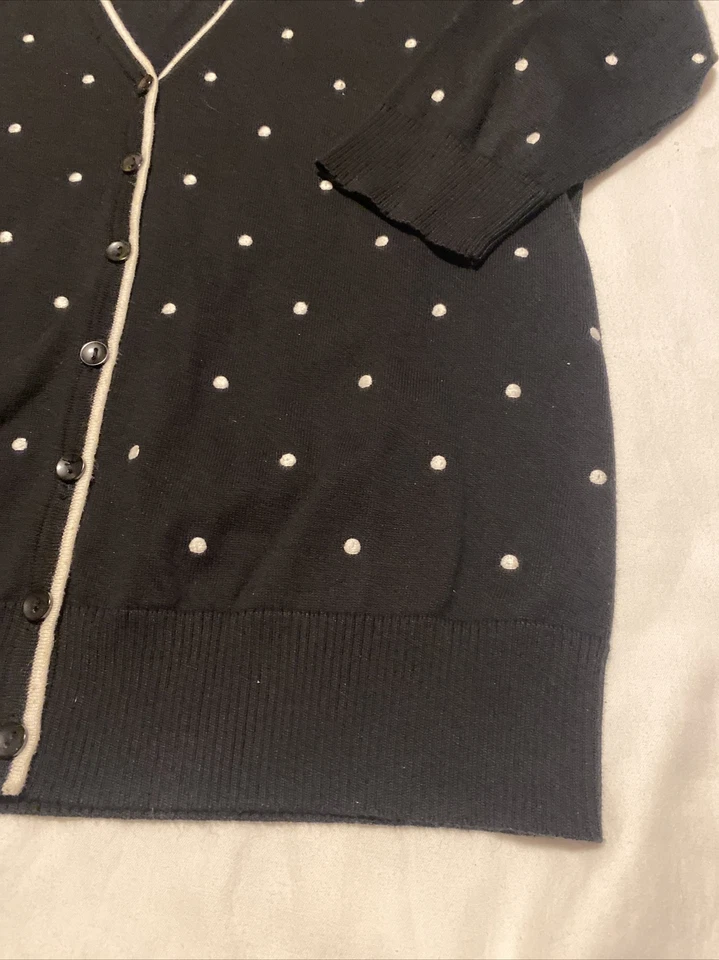 Lindo suéter Hampshire Studio negro con lunares blancos para mujer talla pequeña Foto 3 de 4