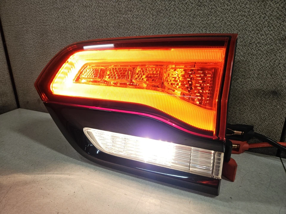 Luz trasera montada en la puerta del conductor izquierdo Jeep Grand Cherokee WK 2014-2022 moldura negra Foto 4 de 4