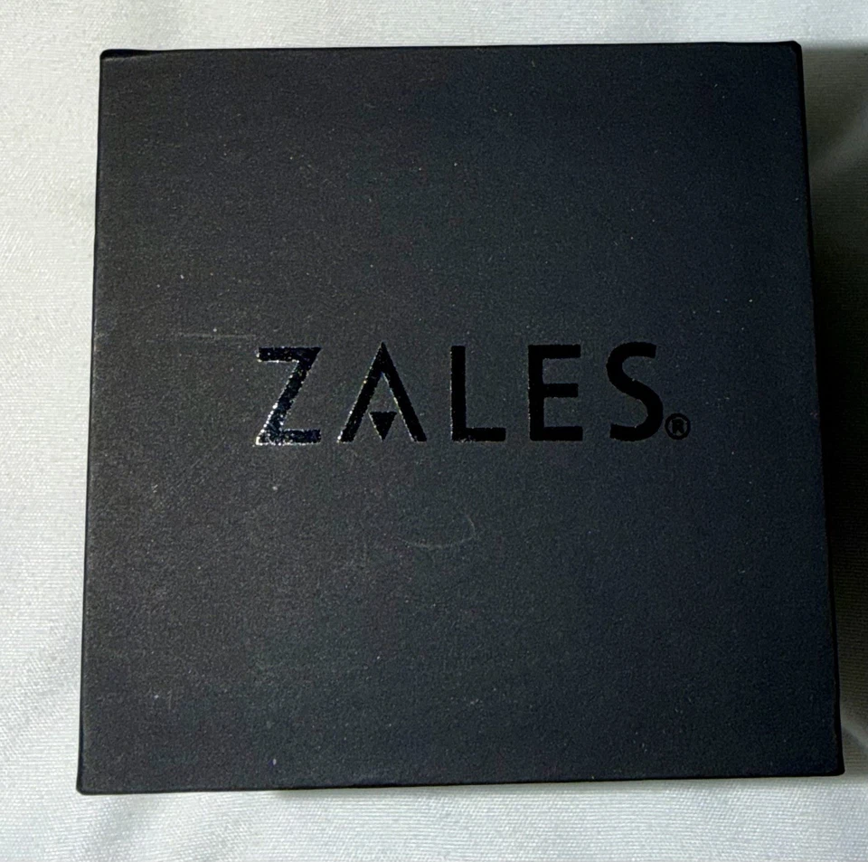 1-1/5 CT. T.W. Aretes de diamantes cultivados en laboratorio certificados de oro blanco de 10 quilates (F/VS2) Foto 2 de 4