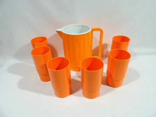 Objets de cuisine du XXe siècle orange