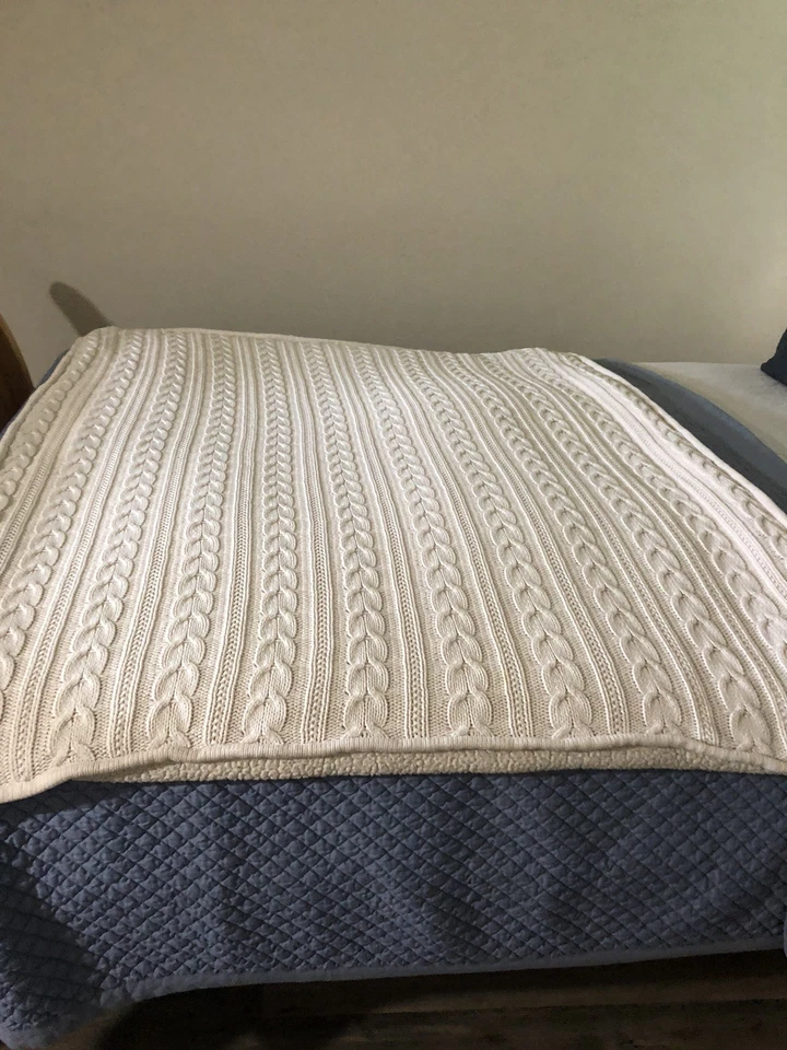 Manta Sherpa tejida con cable Pottery Barn blanca lisa 50x60" parte posterior polar Foto 3 de 4