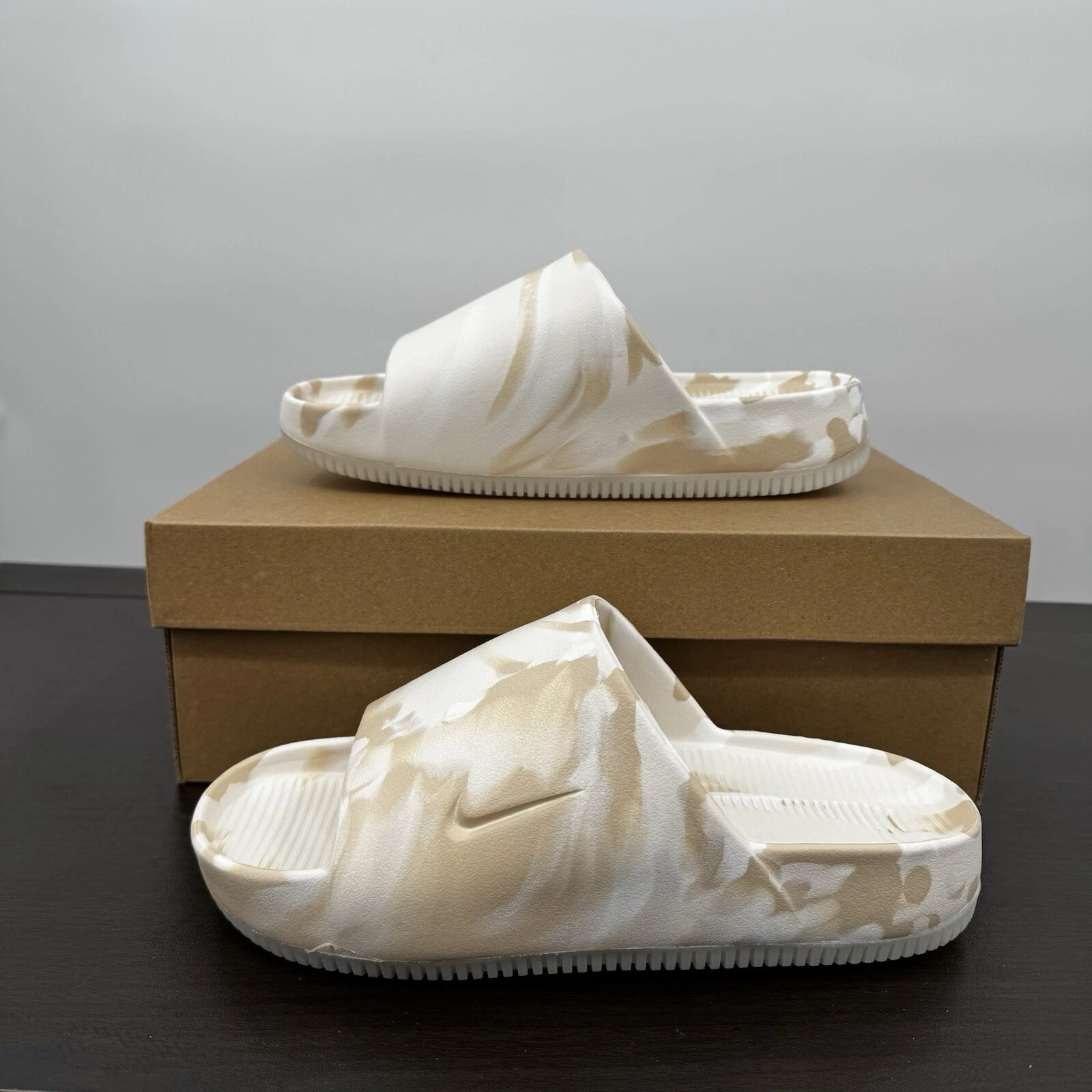 Nike Calm SE Slides Phantom marmorizzato bianco marrone da donna taglia 7 nuove con scatola FV5643 001