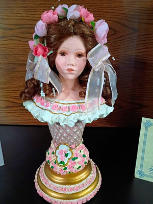 Seymour Mann Sheena Easton Rose Princess Musical Porcelain Figurine Boxed