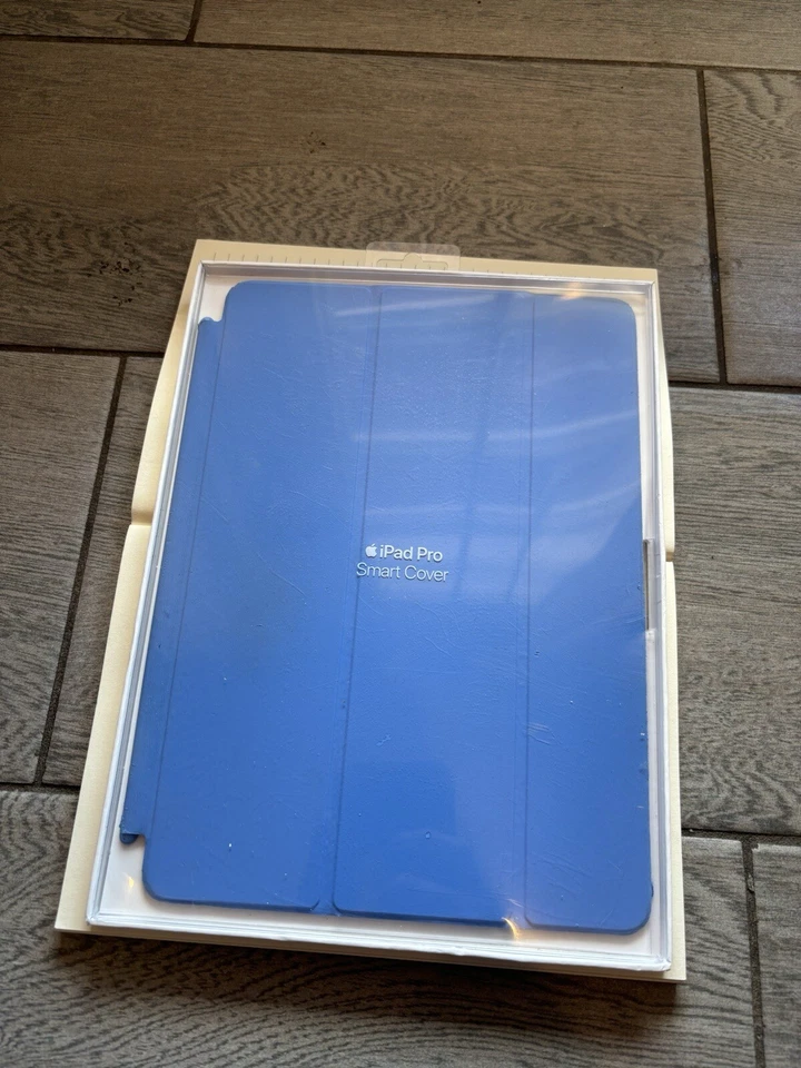 Apple Leather Smart Cover for 10.5-inch iPad Pro - Electric Blue - Image 4 of 4