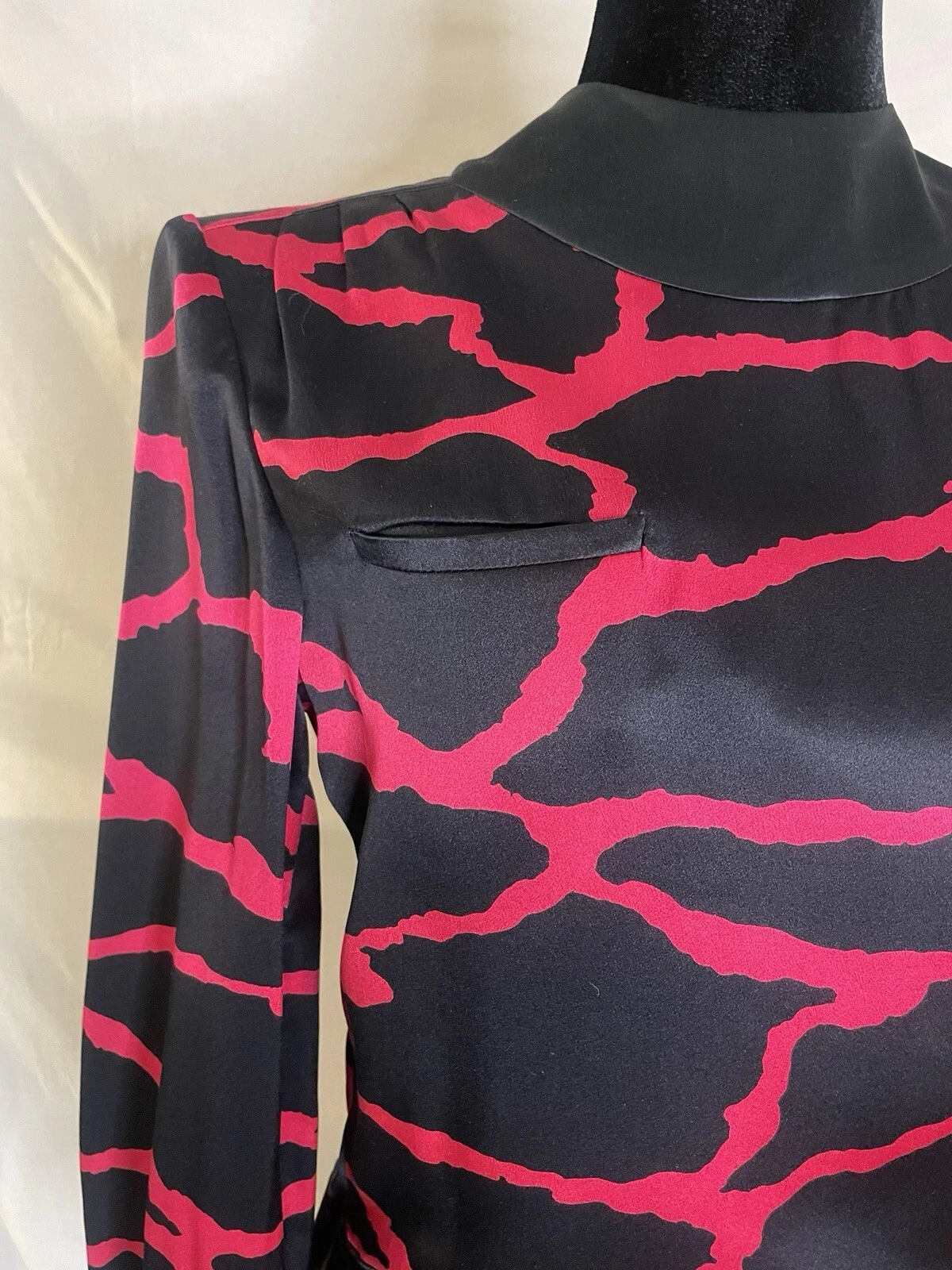 Set 2 pezzi seta Valentino Night anni 80 con gonna e top rosso nero motivo astratto