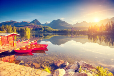 Wandbild: Fantastischer Bergsee im Nationalpark Hohe Tatra. Strbske pleso, [...]