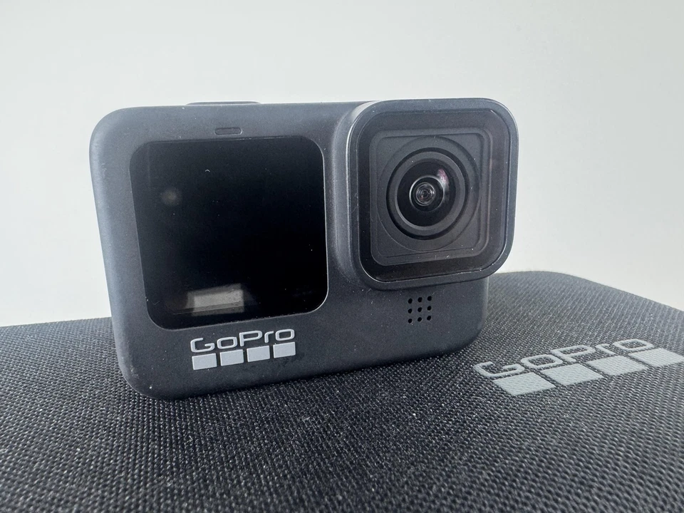 Paquete de cámara de acción GoPro HERO 9 negra 5K 1 TB tarjeta SD trípode baterías estuche Foto 2 de 4