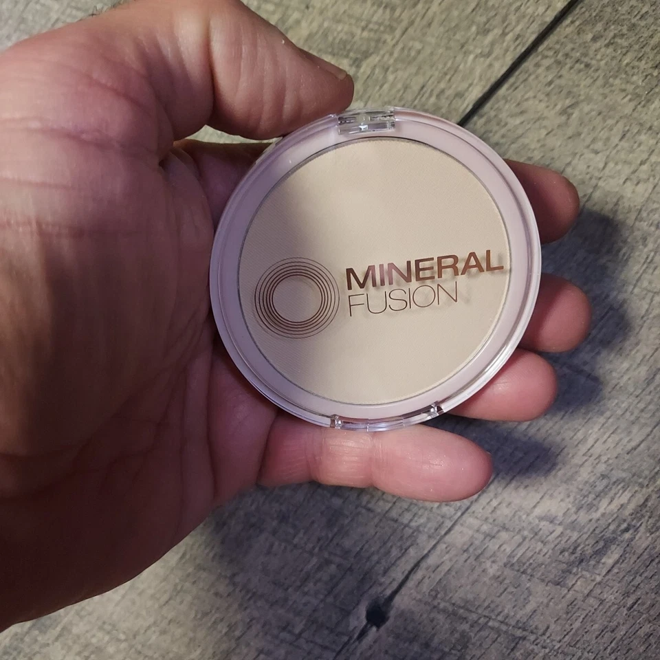 Mineral Fusion Pressed Powder Foundation NEUTRAL 2 LIGHT - Image 3 of 4
