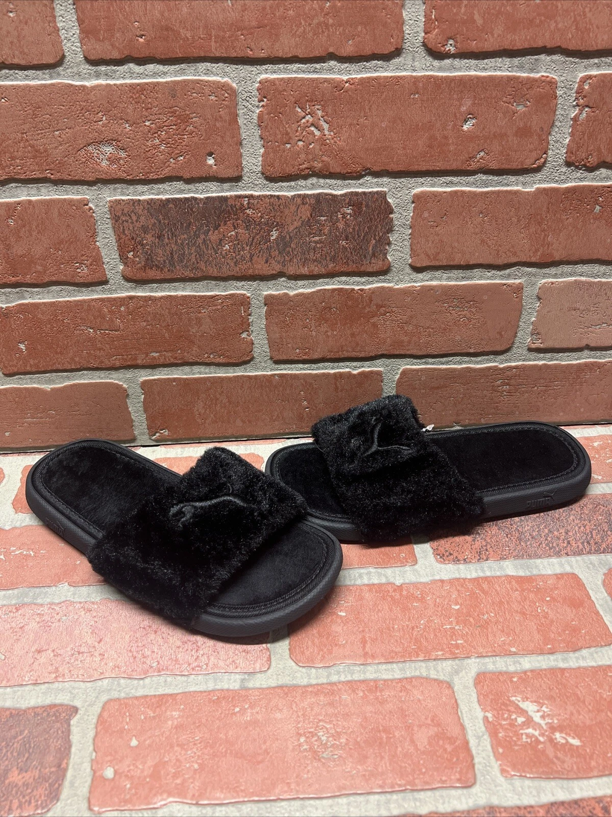 Sandali donna PUMA 'Fluffy' neri in pelliccia sintetica con logo ricamato e slide taglia 4