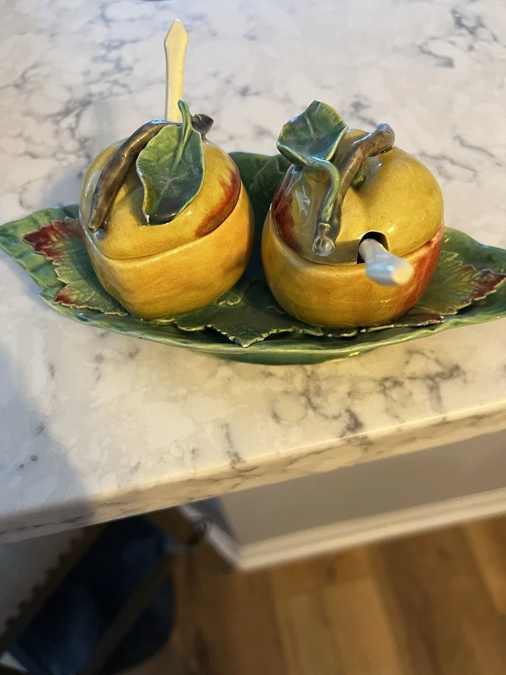 Juego de azúcar y crema de melocotones en una hoja con cucharas para servir, hecho en Portugal Foto 2 de 4