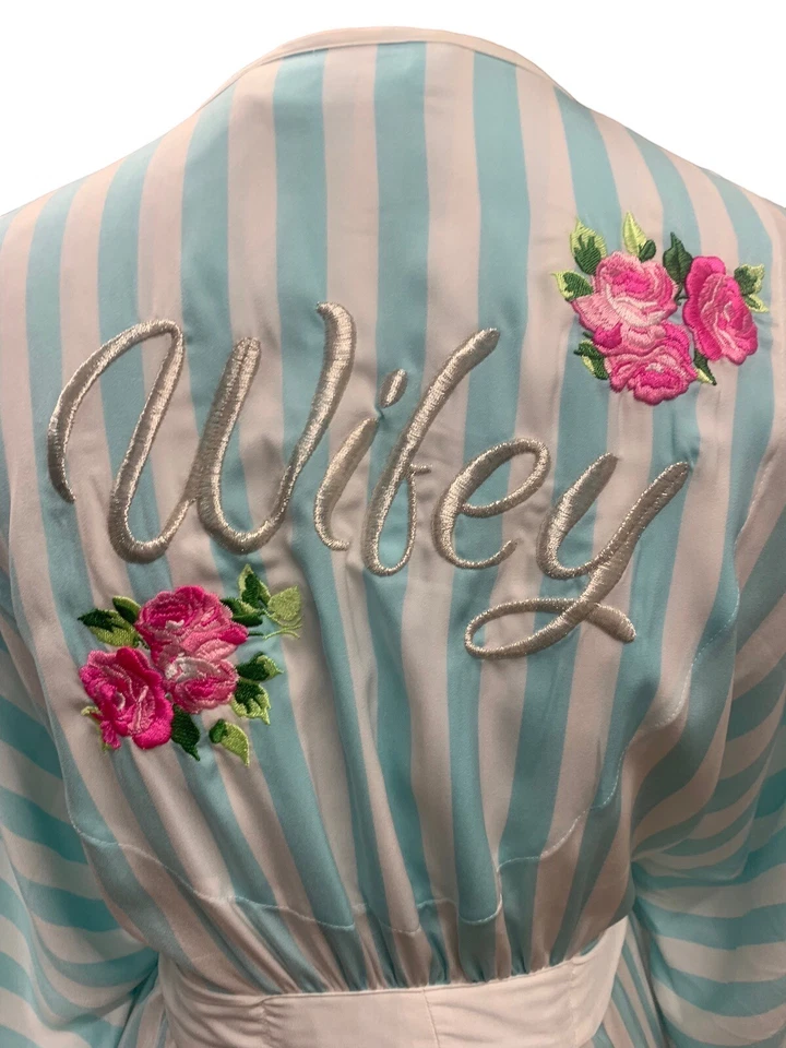 Bata Kimono Betsey Johnson “Wifey” Poliéster Azul Blanco Rayas Bordada XS Foto 4 de 4