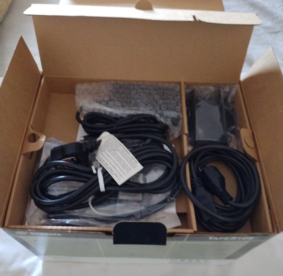 SEAGATE STT6201U-E TRAVAN 10/20GB EXTERNAL USB TAPE DRIVE NEW BOXED RETAIL KIT. - Image 3 of 4