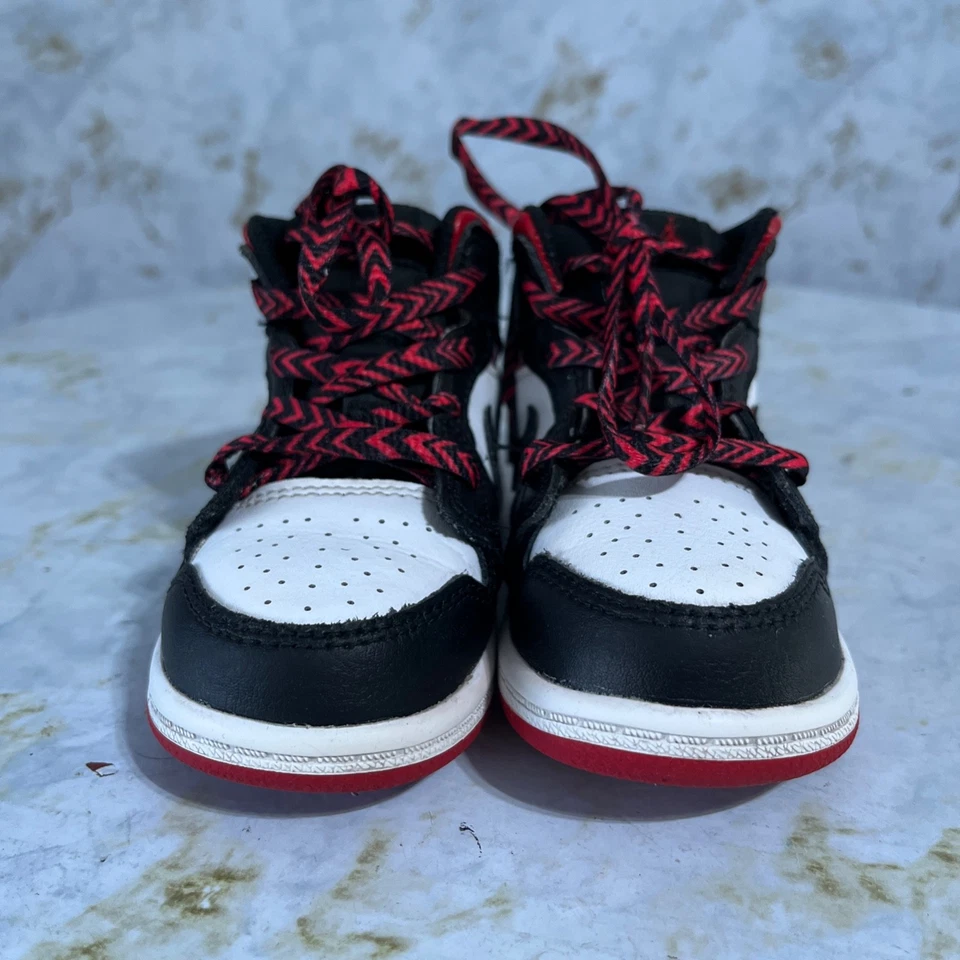 Air Jordan 1 Mid Niño Pequeño Juvenil Talla 7C Zapatos Blanco Negro Rojo Tenis Atléticos Foto 2 de 4