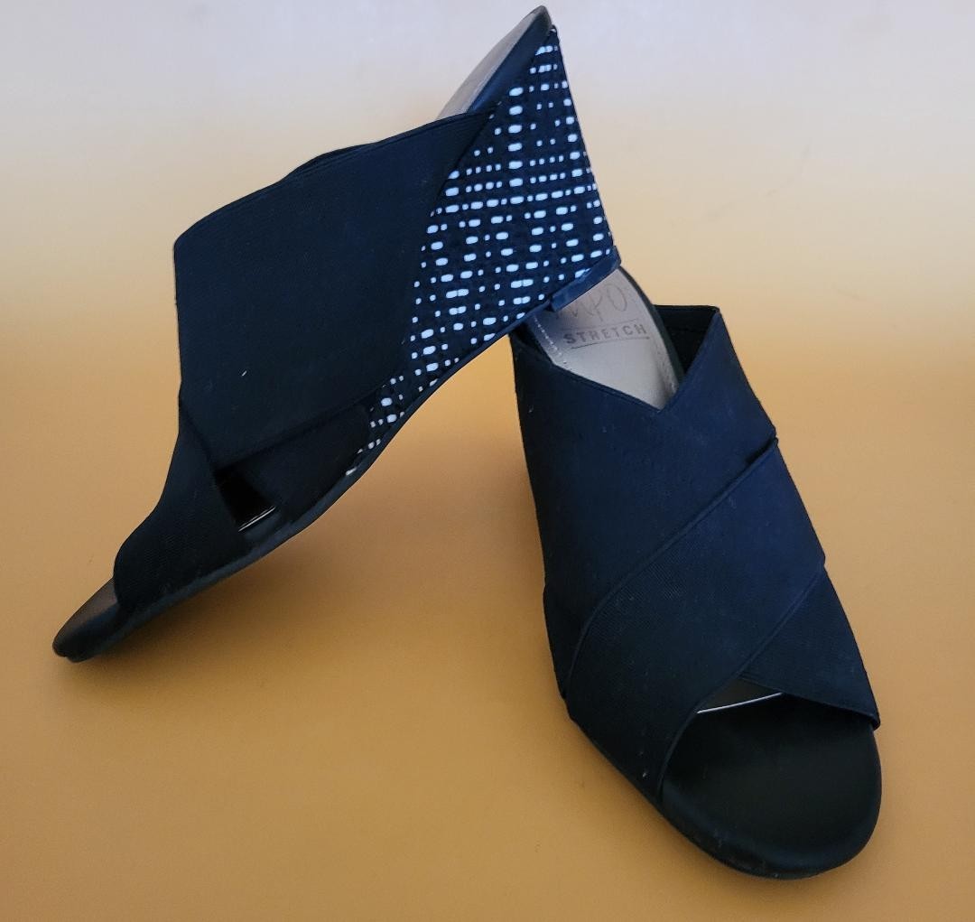 Wedge Sandals w Black Elastic Crossover Straps Heel Has Geometric Pattern SZ 6M