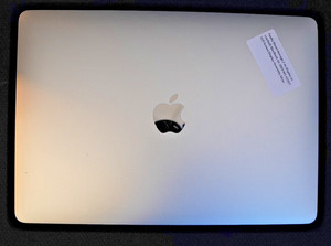 Defektes MacBook A2337 2020 Blendenschaden, kein Display oder gesprungenes LCD Display Silber