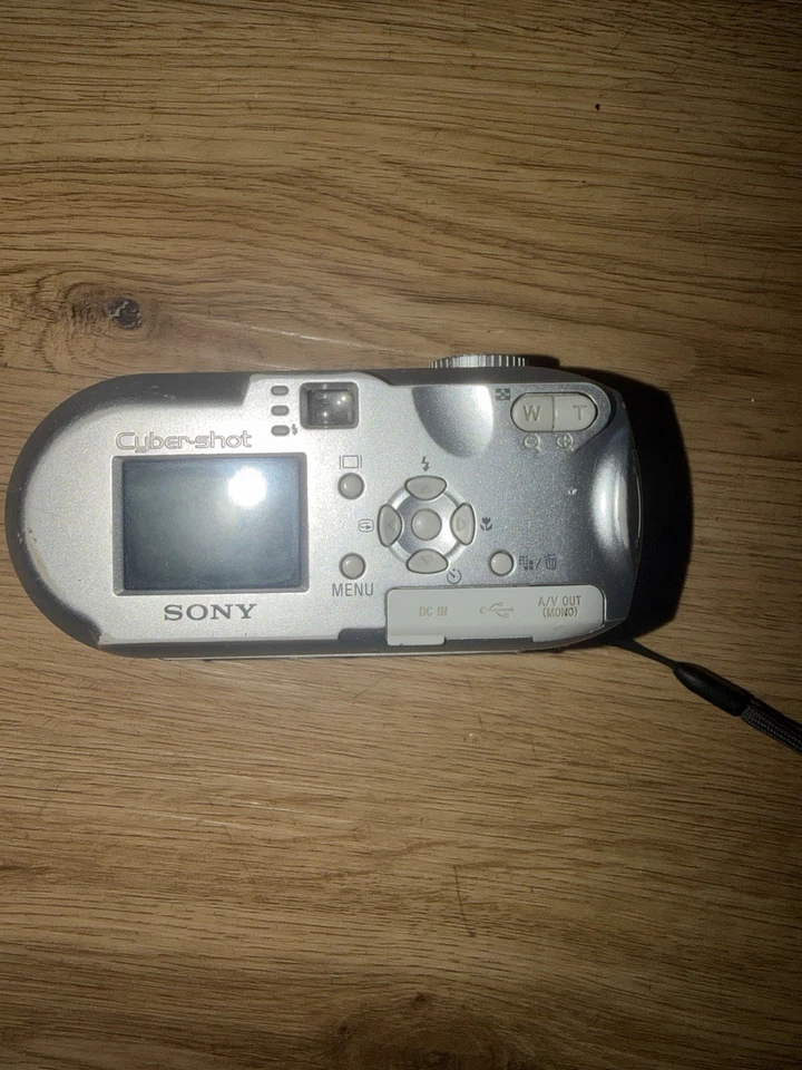 Sony Cyber-shot DSC-P73 4.1MP 128MB Digital Camera Silver - Image 2 of 2
