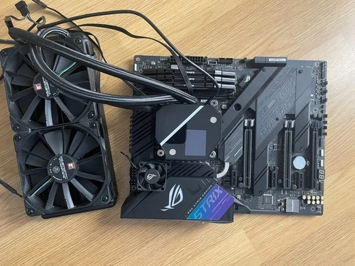Asus Z490 Rog Strix + intel 10900kf + 32go ddr4 3600 + Asus Ryujin 240