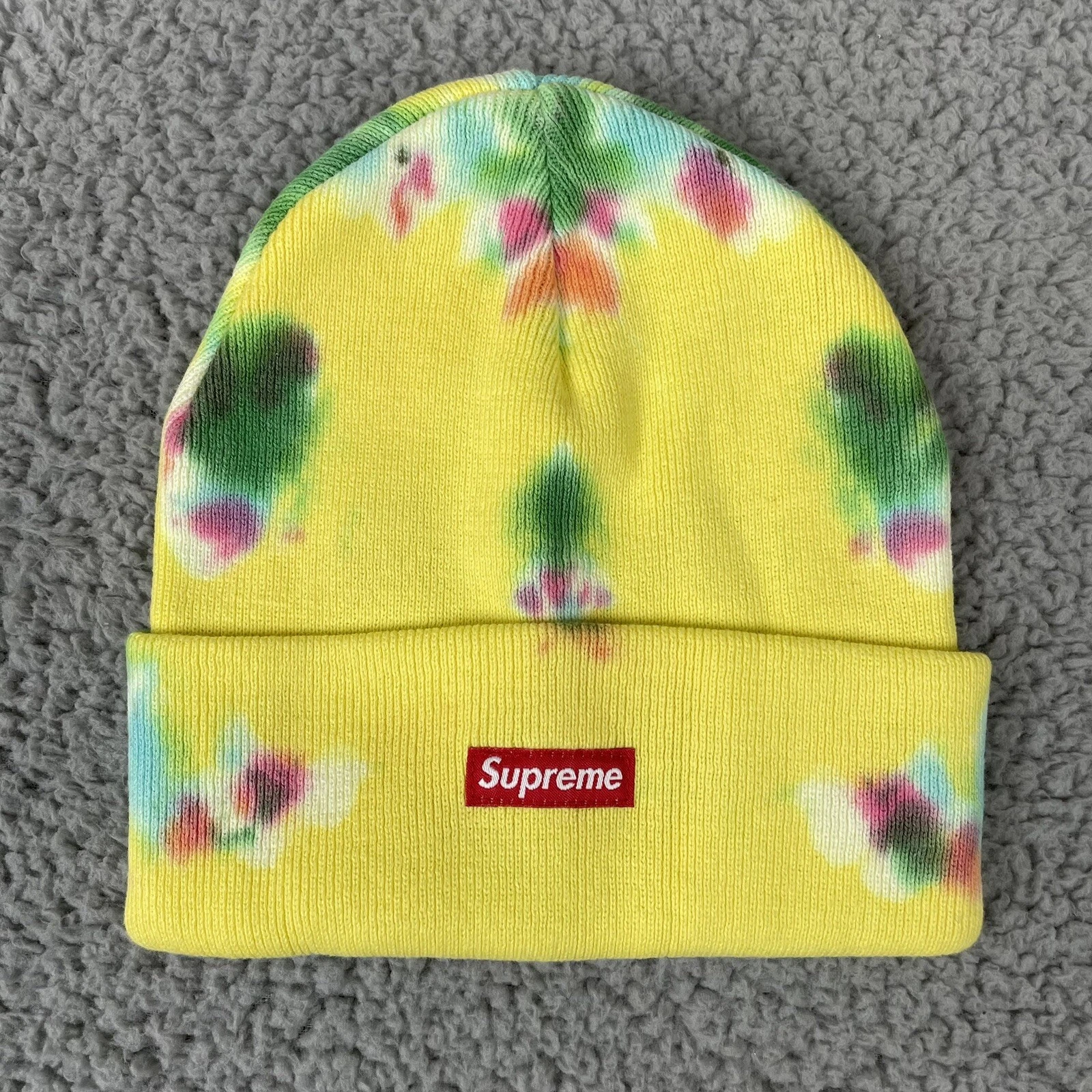 Bonnet jaune teint Supreme Splatter   Le bonnet a un motif de teinture unique
