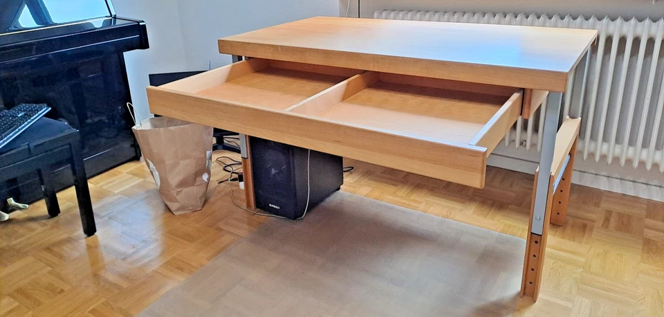 Kinderschreibtisch, Massivholz, Ziggy von de Breuyn–  höhenverstellbar & zeitlos