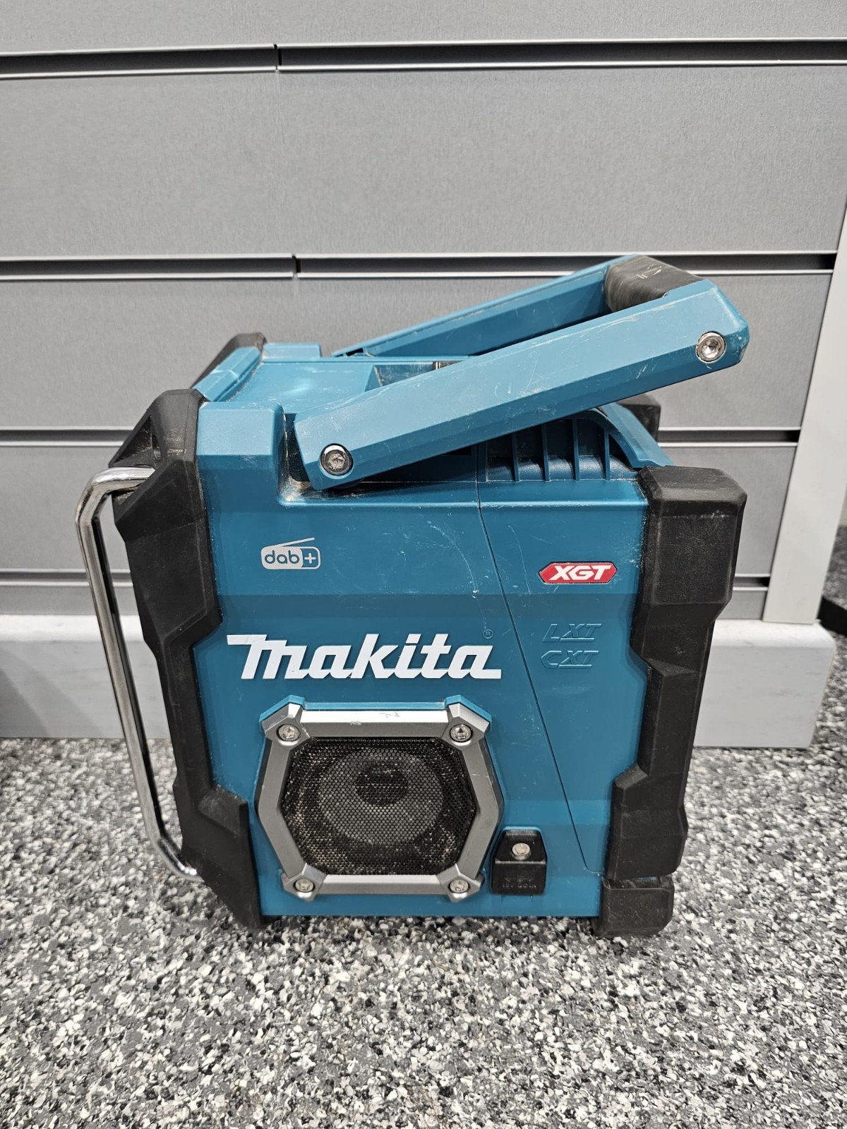 Makita MR003G 40V XGT Li-ion DAB+ Digital Job Site Radio Body + 5.0Ah Battery