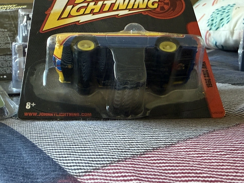 Johnny Lightning 1968 AMC AMX 2011 en azul y amarillo 'MFP' de Mad Max con protección Foto 3 de 4