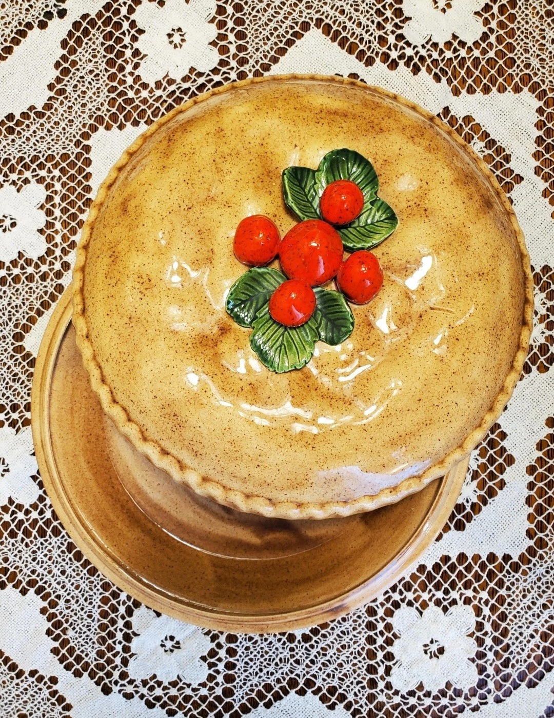 Ceramic Old Fashioned Pie Dish Holder with Strawberries on Lid