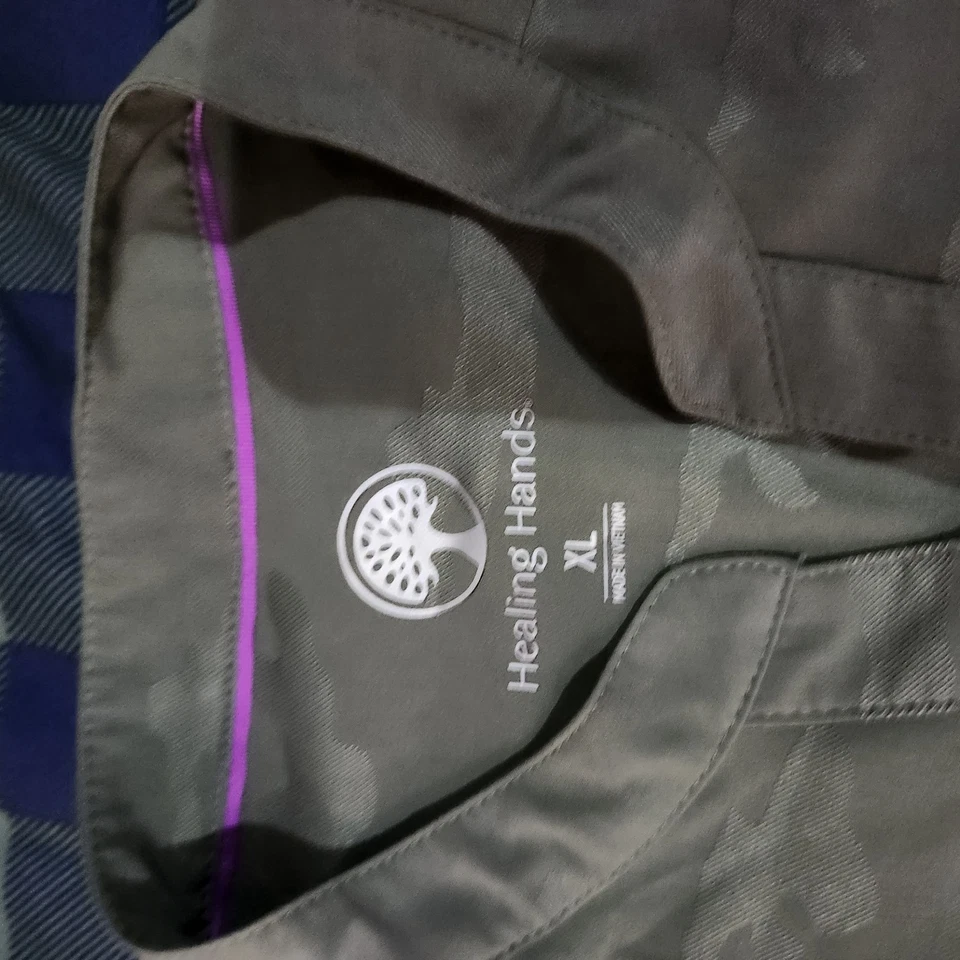 Blusa Médica Healing Hands Purple Label Journey XL Camuflada y Pantalones para Correr Tate Oliva  Foto 3 de 4