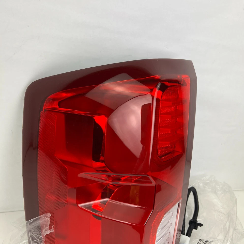 Luz trasera LED para conductor izquierdo TYC CAPA para Chevrolet Silverado 2016 2017 2018 Foto 4 de 4