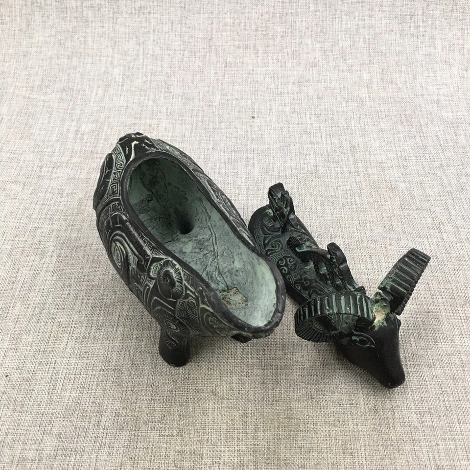 Una botella de vino de oveja de bronce, una antigua copa de vino imperial de China Foto 4 de 4