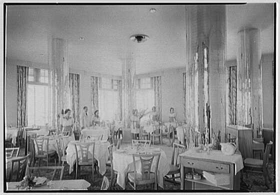 Foto: Caribbean Hotel, Miami Beach, Florida. Comedor, con camareras