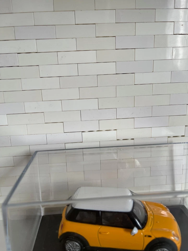 NEW RAY modellino scala 1:43 MINI COOPER GIALLO CON TETTO BIANCO con vetrinetta - Immagine 2 di 4