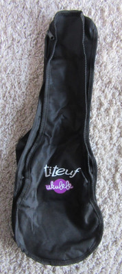 Stagg Tasche mit titeuf Logo  Weiß/Lila für Sopran Ukulele - Nylon Schwarz