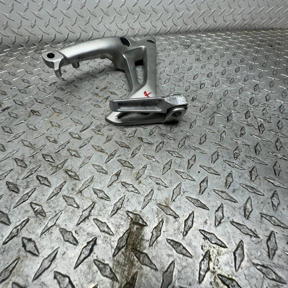 2006 Honda Interceptor 800 VFR800 OEM ПРАВАЯ ЗАДНЯЯ УСТАНОВКА ЗАДНИЙ КОМПЛЕКТ ПАССАЖИРСКИЙ НОЖНОЙ КОЛЫШЕК - Изображение 2 из 4