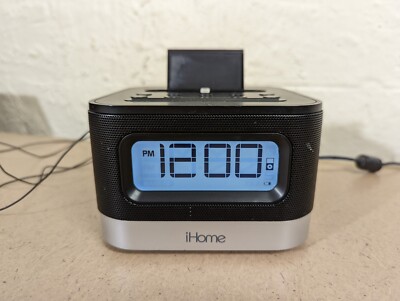 iHome Space Saving Wake Sleep Lighting Dock FM Radio Alarm Clock Speaker IPL10