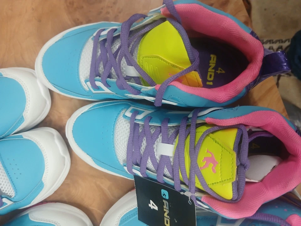 Y 1 Zapatos de Baloncesto de Parte Superior Alta con Cordones para Niños Talla 4 Nuevos con Etiquetas Foto 2 de 4