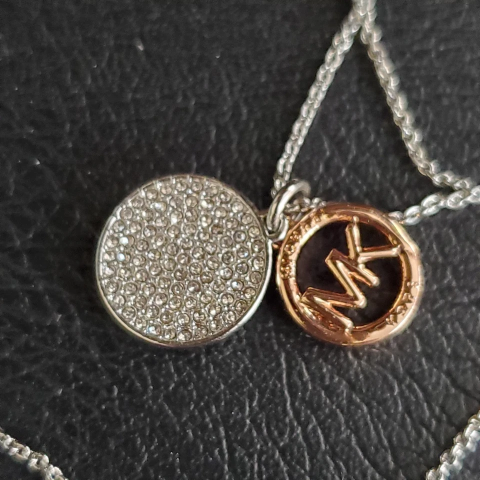 Nuevo con etiquetas Collar Michael Kors Tono Plata Oro Rosa Logo MK y Dijes Pavé Plata Foto 2 de 4