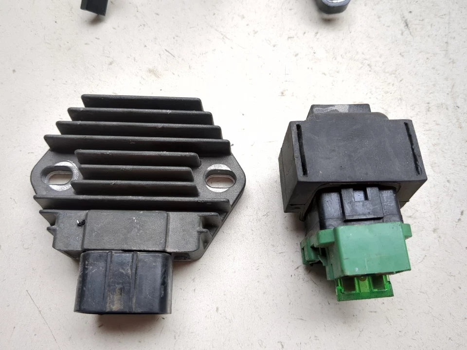 04-09 Honda VT750CA Shadow Aero 750 conjunto de relé suporte de bateria de partida - Imagem 2 de 4