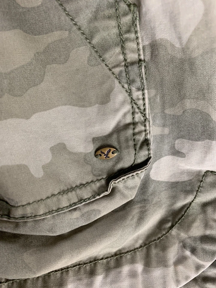 Chaqueta American Eagle con capucha verde camuflaje militar para mujer XS Foto 2 de 4