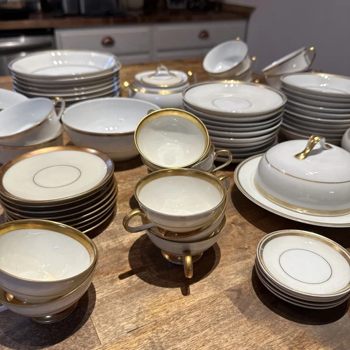 Hutschenreuther Gold & H&C Selb Bavaria Heinrich Golden Encrusted set of 67