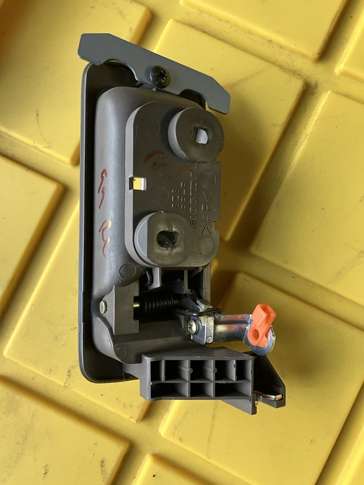 Оригинальная желтовато-коричневая хромированная ручка внутренней двери для правой задней пассажирской двери 1999 Acura RL - Изображение 4 из 4