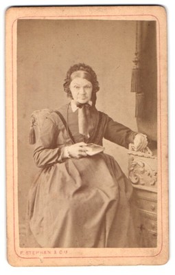 Fotografie F. Stephan & Co., Winterthur, Dame mit Buch CDV /Kabinett-Foto