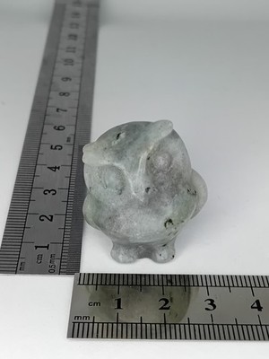 Kleine Miniatur Labradorit Kristall geschnitzt mollig Eule Figur Sammlerstück